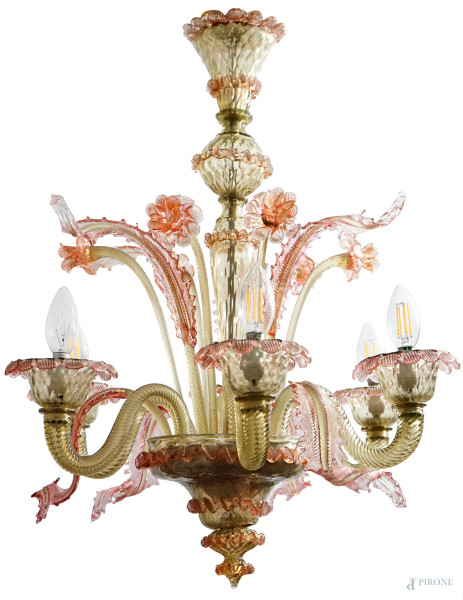 Lampadario di Murano a sei luci, in vetro fumé e applicazioni floreali nei toni del rosa, XX secolo, cm 100 circa (compresa catena di attacco)