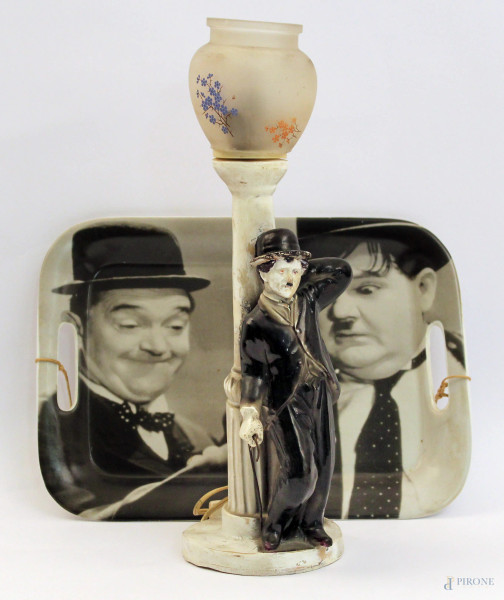 Lotto di una lampada ed un vassoio raffiguranti rispettivamente Charlye Chaplin e Stan Laurel e Oliver Hardy, (vassoio marcato "collezione Royal Porcellain " rabc)