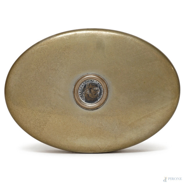 Scatolina ovale in argento con moneta incastonata, manifattura italiana, XX secolo, cm 3,3x13x9,2, peso gr. 159