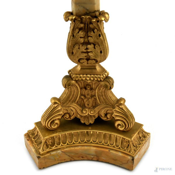 Coppia di candelabri in bronzo finemente cesellato a cinque luci con fusto in marmo, XX secolo, a...
