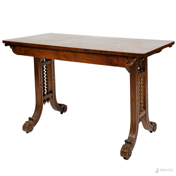 Scrittoio inglese in legno impiallacciato con doppia coppia gambe bipartite con piede a ricciolo e colonnini tortili. Fronte a due cassetti. XX secolo, cm 73,5x114,5x60,5, (segni di usura, graffi, scalfiture, difetti)