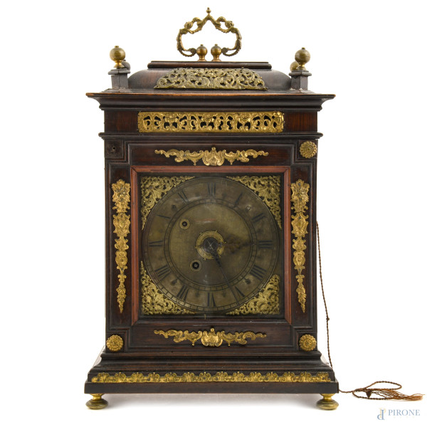 Pendola da tavolo con struttura in legno e inserti in metallo dorato. Quadrante circolare  in metallo dorato con numeri romani, cm 44x30,5x16,5, (difetti, da revisionare)