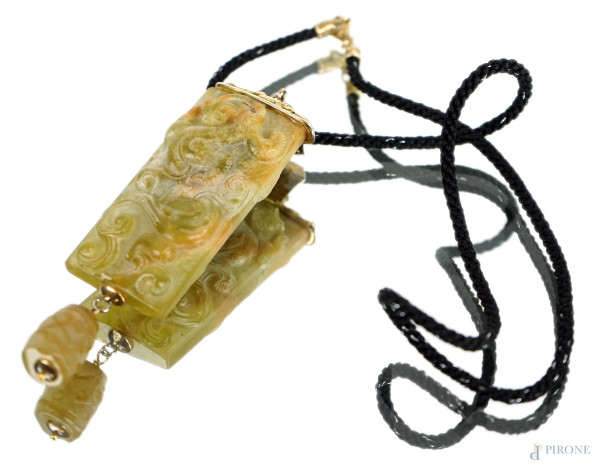 Collana con pendente in giada scolpita, finiture in argento dorato, lunghezza cm 31.