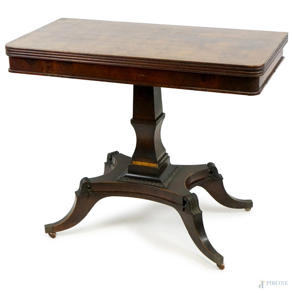 Tavolo da gioco a libretto, XIX secolo, montante poggiante su quattro gambe mosse, cm h 79x96,5x96,5, (difetti).
