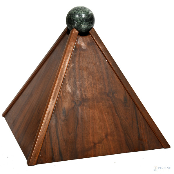 Elemento d'arredo a guisa di piedistallo in legno e sfera di marmo verde, XX secolo, cm 60x58x58,...