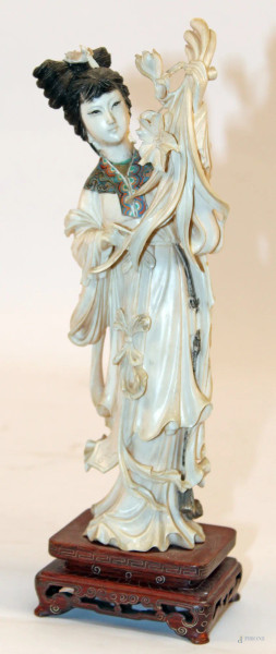 Fior di loto, scultura in avorio con particolari policromi, base in tek, h. 25 cm