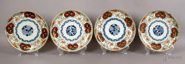 Lotto composto da quattro piatti in porcellana imari a decoro di fiori, diametro 22,5 cm, primi &#39;900, (piccole sbeccature).
