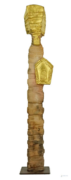 Senza titolo, scultura in terracotta con particolari dorati, cm h 53, firmata Guido Omezzolli, (difetti).