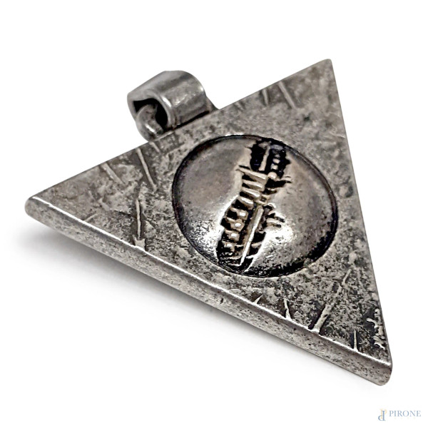 Arnaldo Pomodoro (1926-2025), Rilievo con sfera inserita in un triangolo, “pendant” in metallo argentato, cm 4x4 circa, firmato