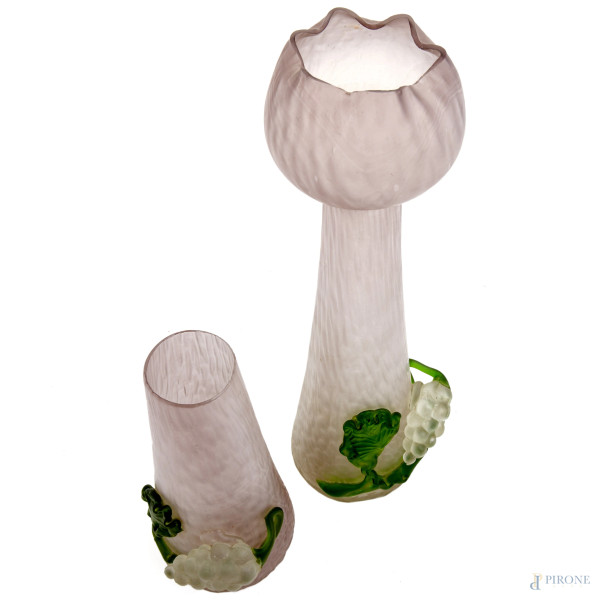 Coppia di vasi in vetro satinato con elementi decorativi a rilievo di grappoli d'uva, XX secolo, ...