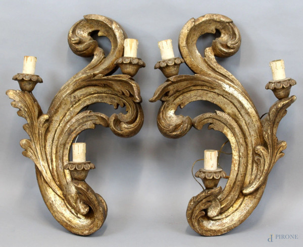 Coppia di appliques a tre luci in legno intagliato e dorato, fine XIX secolo, cm h 61x40x15