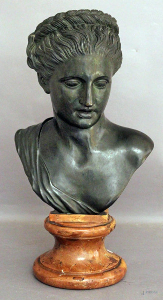 Busto di donna romana in bronzo brunito poggiante su base in marmo, H 35 cm.