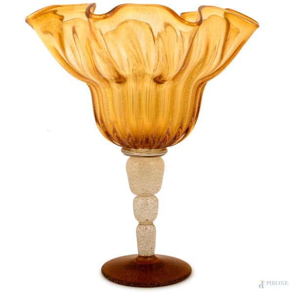 Grande vaso a calice con orlo a fazzoletto in vetro di Murano nei toni dell'oro e dell'ambra, XX secolo, altezza cm 51, apertura cm 43, (difetti)