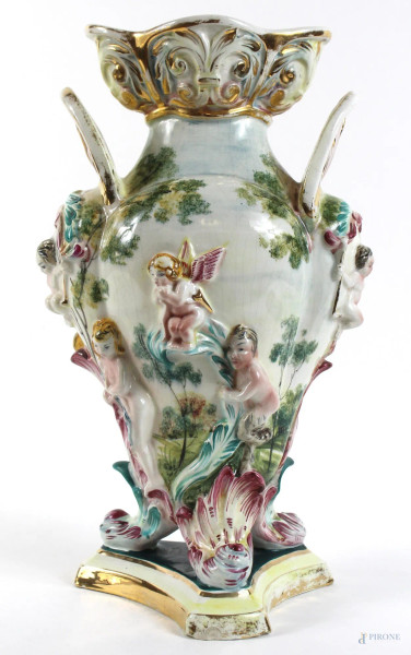 Vaso in maiolica policroma con putti e decori a rilievo, altezza cm. 37, marcato Mica, XX secolo.