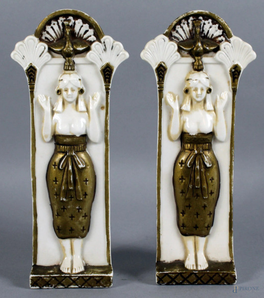 Coppia vasetti in porcellana con figure dorate a rilievo, altezza 17 cm, primi &#39;900, (piccola sbeccatura sul retro).