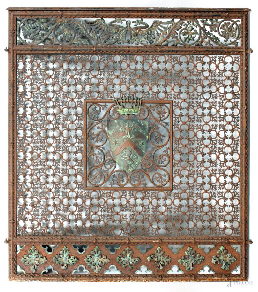 Inferriata in ferro battuto con stemma nobiliare inizi XX sec. H.120x110cm.
