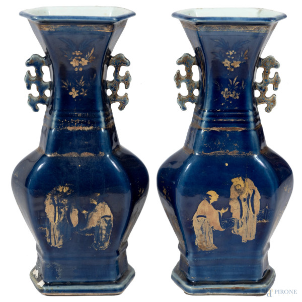 Coppia di vasi in porcellana cinese nei toni del blu con decori oro, XIX secolo, altezza cm 40, (segni di usura, felature, caduta di smalto, scalfiture, restauri e difetti di cottura)