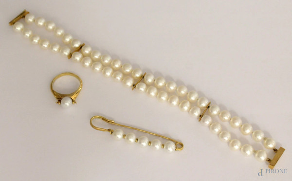 Lotto composto da un anello, una spilla ed un bracciale in oro 18 kt, con perle.