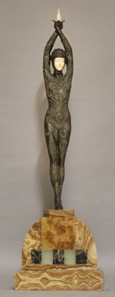 Figura Liberty, scultura in bronzo con applicazioni in avorio, poggiante su base in marmo,  XX sec, altezza 79 cm.