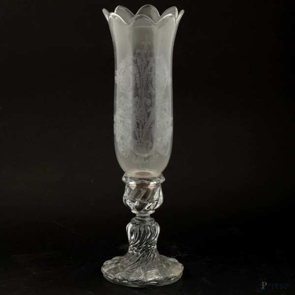 Candeliere in cristallo  con diffusore decorato a graffio, XX secolo, altezza cm 41, (segni di usura)