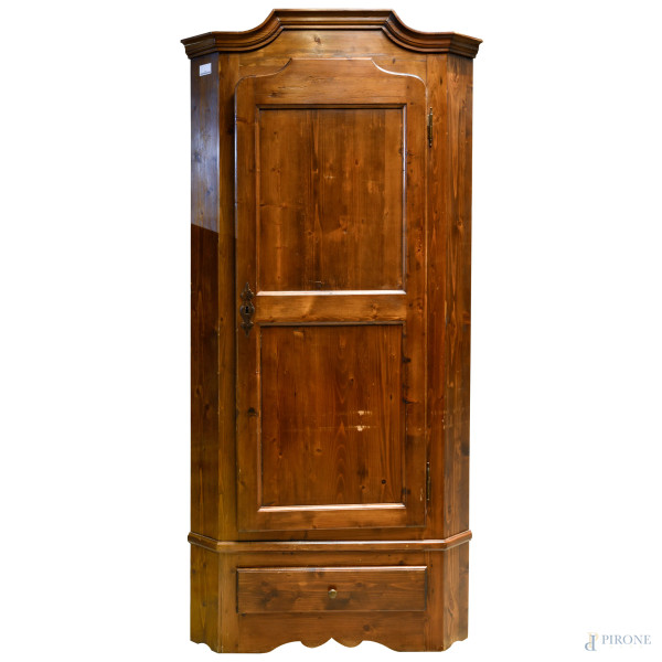 Angoliera in noce a singola anta e cassetto inferiore, interno a tre ripiani, XX secolo, cm 197x90x52, (difetti)