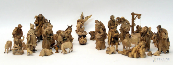 Presepe in legno intagliato, H massima 10 cm, manifattura trentina, pezzi 43.