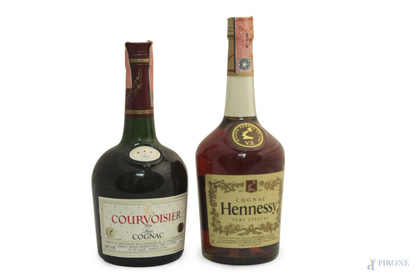 Lotto di due bottiglie  di Cognac Hennessy e Courvoisier.