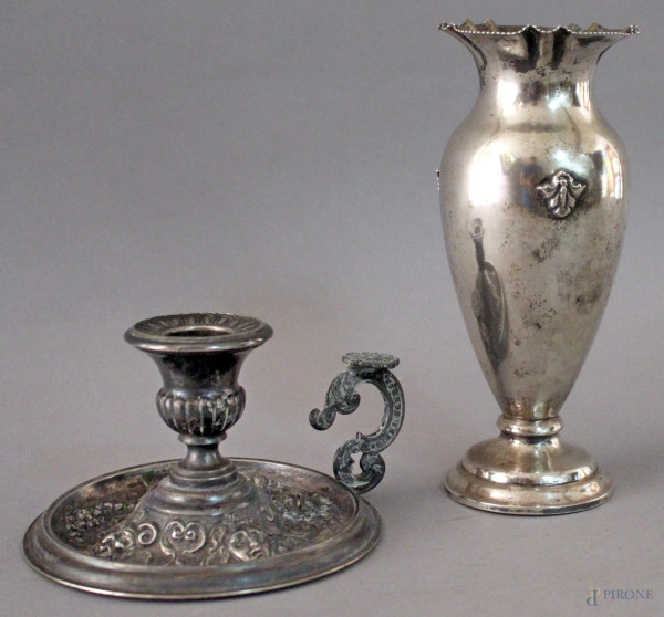 Lotto composto da un vasetto ed una bugia in argento, h. max, 17 cm, gr, 330.