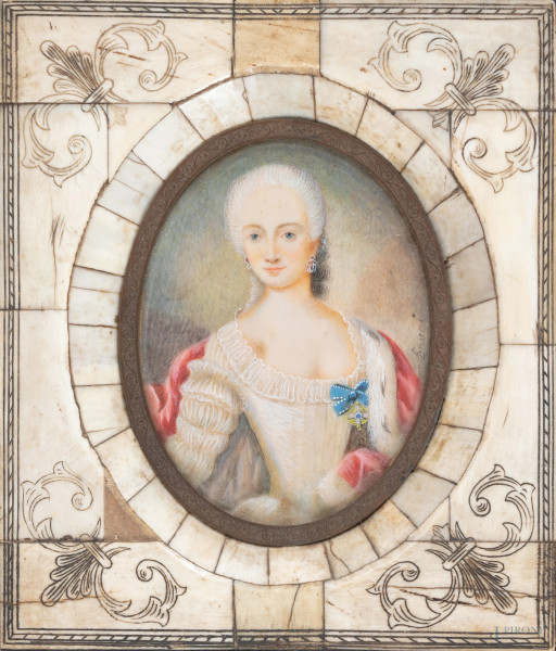 Miniatura raffigurante gentildonna con cornice in osso, XIX secolo, cm 14x12, (segni di usura, scalfiture)