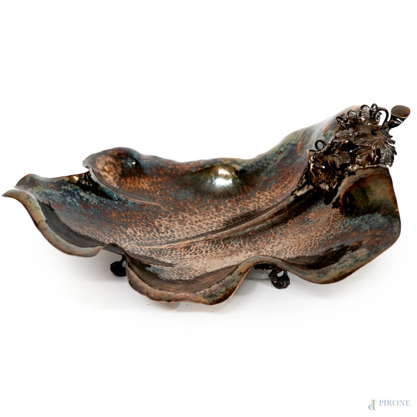 Centrotavola  a guisa di foglia di vite in argento 925/000, cm 12x29x19, gr. 465