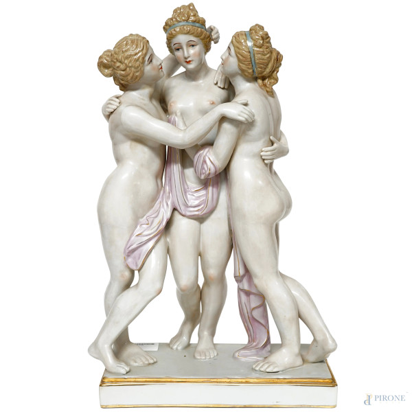 Gruppo in porcellana policroma raffigurante le tre Grazie, XX secolo, altezza cm 50