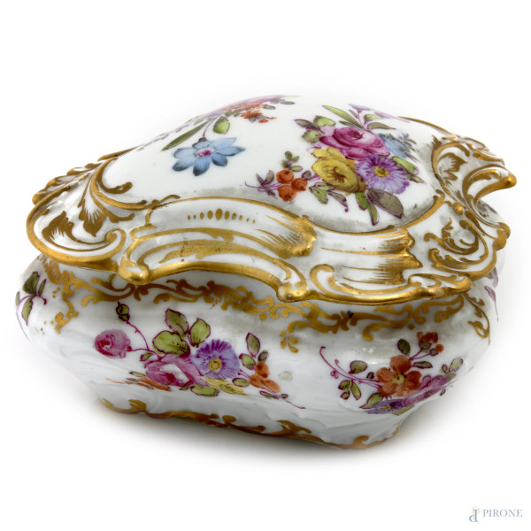 Cofanetto in porcellana Luigi Filippo con decori floreali, XIX secolo, cm 9x14,5x14, (segni di usura)