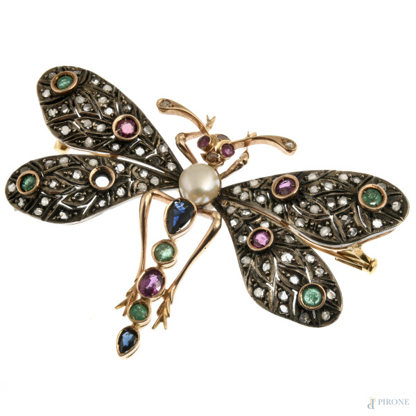 Spilla a guisa di farfalla con montatura in oro basso e pietre dure, XX secolo, cm 4x6, peso lordo gr. 19,5, (segni di usura del tempo)