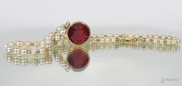Collana di perle con ciondolo in corniola incisa raffigurante stemma araldico, montatura in oro 18 KT, lunghezza cm 54,5, gr.49,2