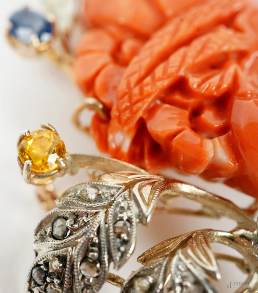 Spilla in oro 9 KT ed argento 800, realizzata con corallo lavorato a foggia di rosa avvolta da un...