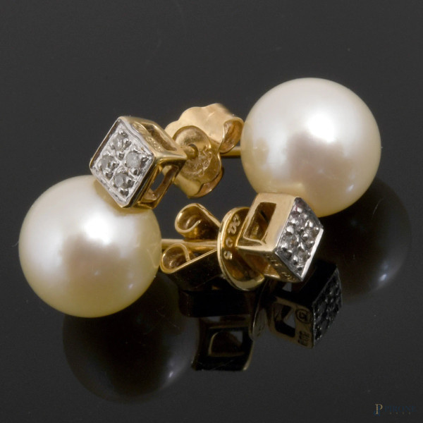 Coppia di orecchini in oro basso con perle e schegge di dimanati, peso gr 2,7