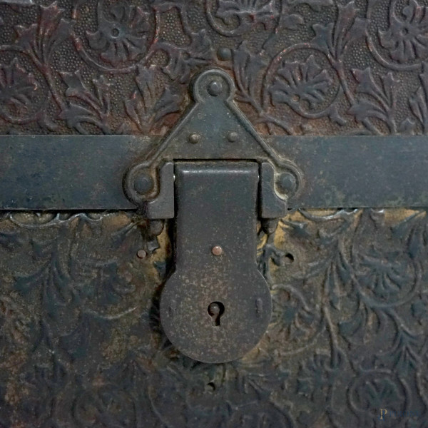 Baule in legno rivestito in metallo finemente sbalzato a finti racemi vegetali, piedi anteriori f...