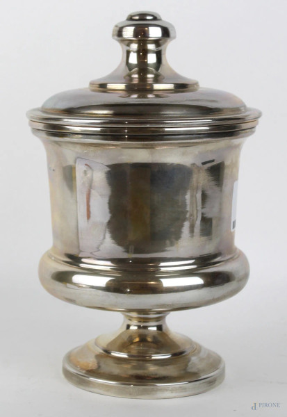 Coppa in argento con coperchio, corpo liscio, interno a vermeil, altezza cm. 23, gr 670