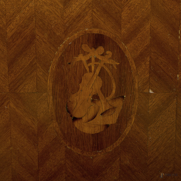 Vetrina a due ante con intarsi a motivi fitomorfi e geometrici in varie essenze, XX secolo, cm 17...