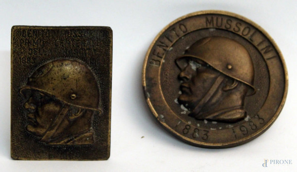 Lotto composto da due placche in bronzo, raffiguranti Mussolini, diametro 8 cm.