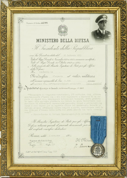 Conferimento con medaglia d'argento al valor militare, cm 41x30 (compresa cornice)