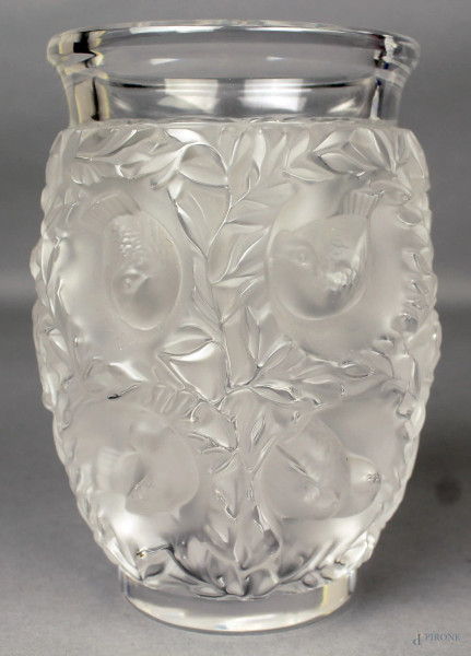 Vaso in vetro Lalique a decoro a rilievo di fiori e colombe, H 18 cm.