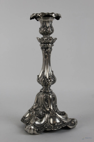 Candeliere in argento sbalzato a motivi vegetali, altezza cm. 31,5, peso gr. 270, XIX secolo.