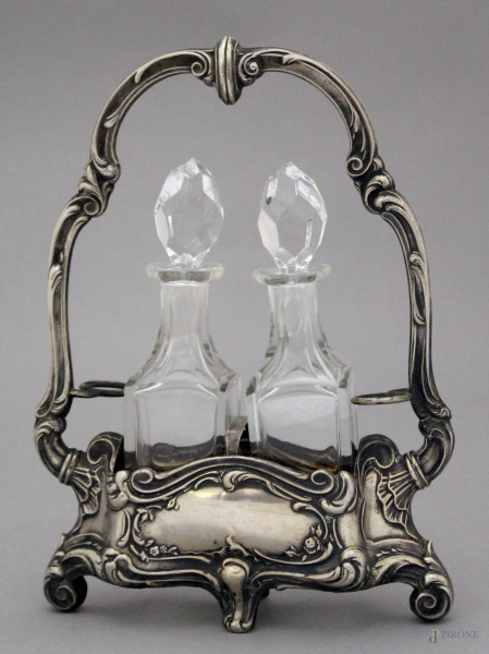 Oliera in argento con flaconi in cristallo, altezza 23 cm.