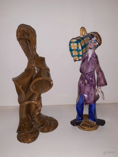 Lotto di due sculture diverse in maiolica, H 28 cm.