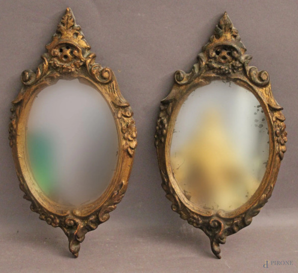Coppia di specchierine in legno intagliato e dorato, primi &#39;900, H massima 22 cm.