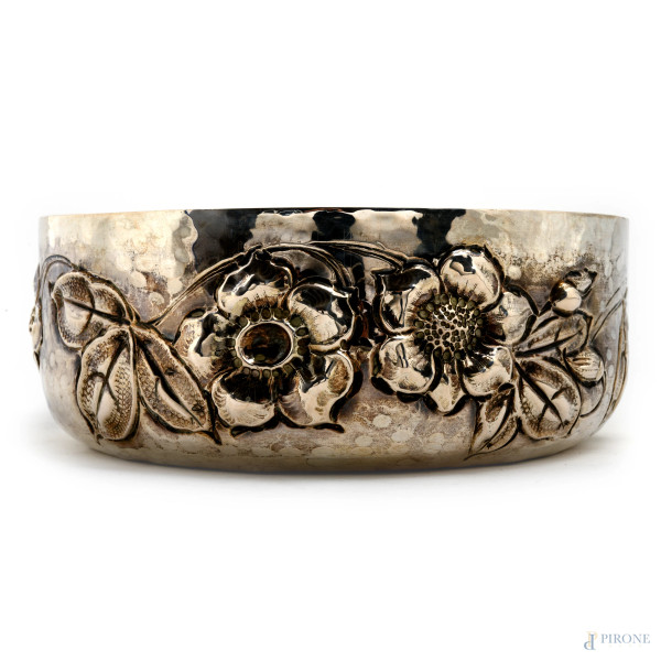 Centrotavola in argento Brandimarte lavorato a sbalzo a motivi floreali, cm 7,5x22, peso gr 540