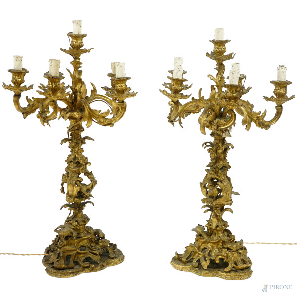 Coppia di candelabri a cinque luci in bronzo dorato montati a lampada, riccamente decorati con motivi vegetali e animali alla base, sec. XIX, cm 70x35. (Difetti)