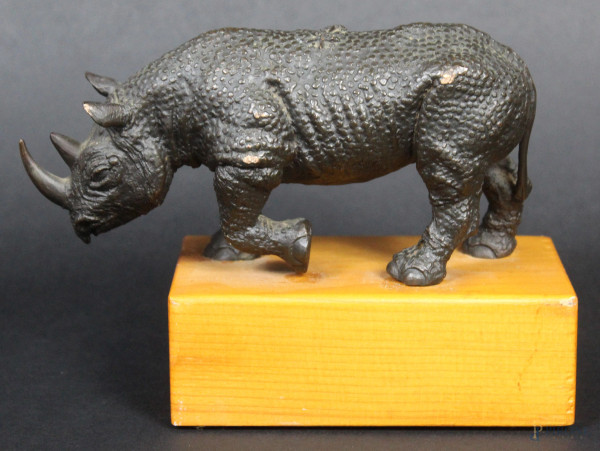 Rinoceronte, scultura in bronzo, su base in legno, altezza cm. 8 (lievi difetti)