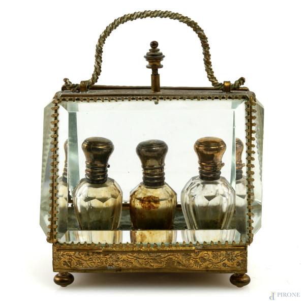 Cofanetto portaprofumi in vetro e bronzo e vetro, contenete 3 flaconi, XIX-XX secolo, misure complessive cm 12x10x7, (segni di usura, difetti)